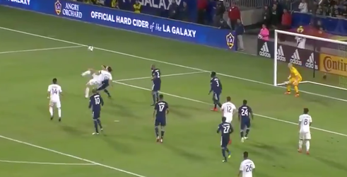 Zlatan being Zlatan: Zweed scoort weer met fenomenale omhaal (video)