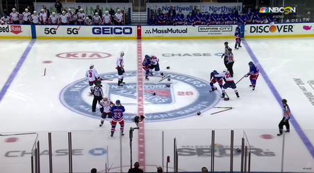 🎥 | NHL-teams OPNIEUW op de vuist: ijshockeyers beuken elkaar van het ijs
