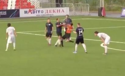 🎥 | Oud-aanvoerder Russisch elftal hoekt scheidsrechter neer na rode kaart