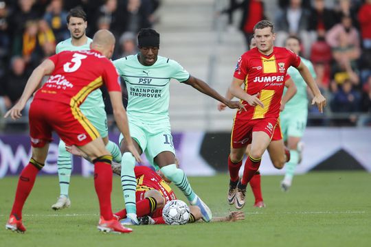 PSV-fans maken statement tegen eigen shirt tijdens duel met Go Ahead Eagles