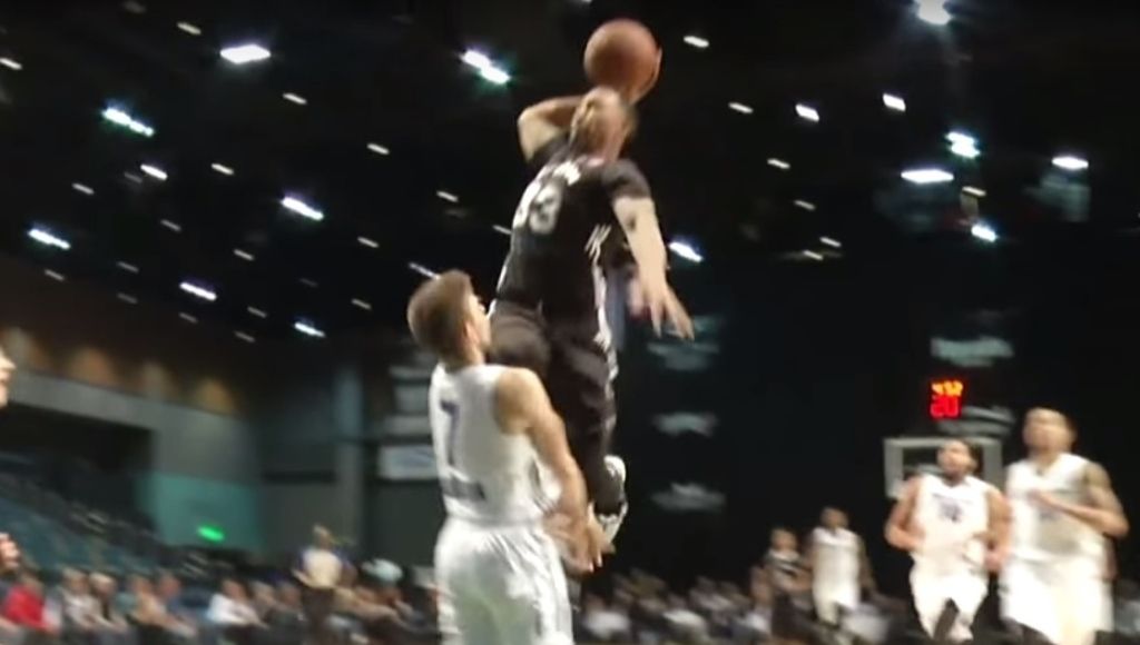 Basketballer verpulvert zijn opponent met machtige dunk (video)