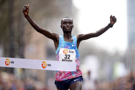 Hij viert zijn overwinning met het publiek: Kenneth Kipkemoi wint de marathon van Rotterdam