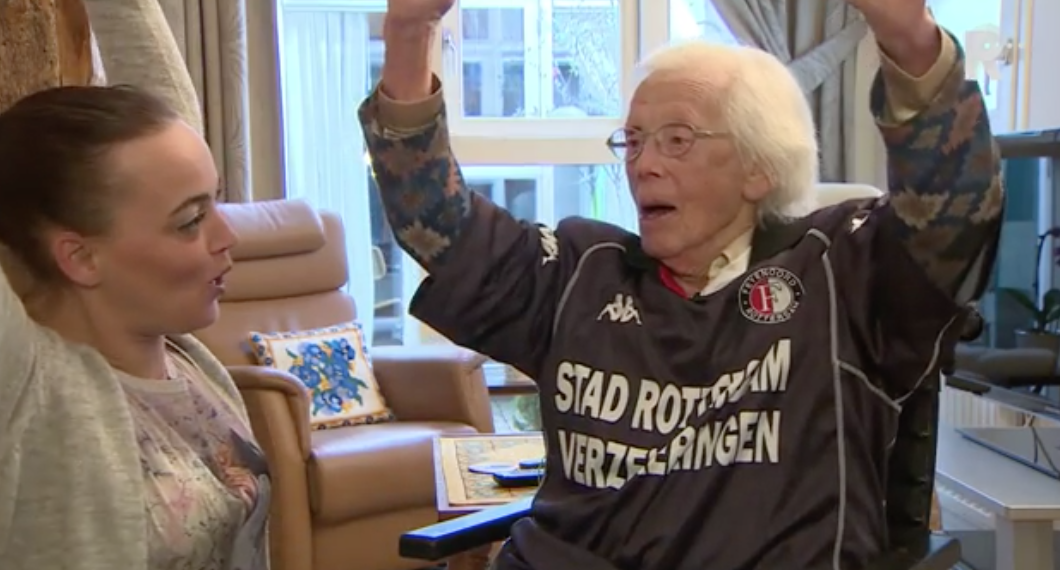 104-jarige Mien gaat voor het eerst naar Feyenoord en oefent de wave (video)