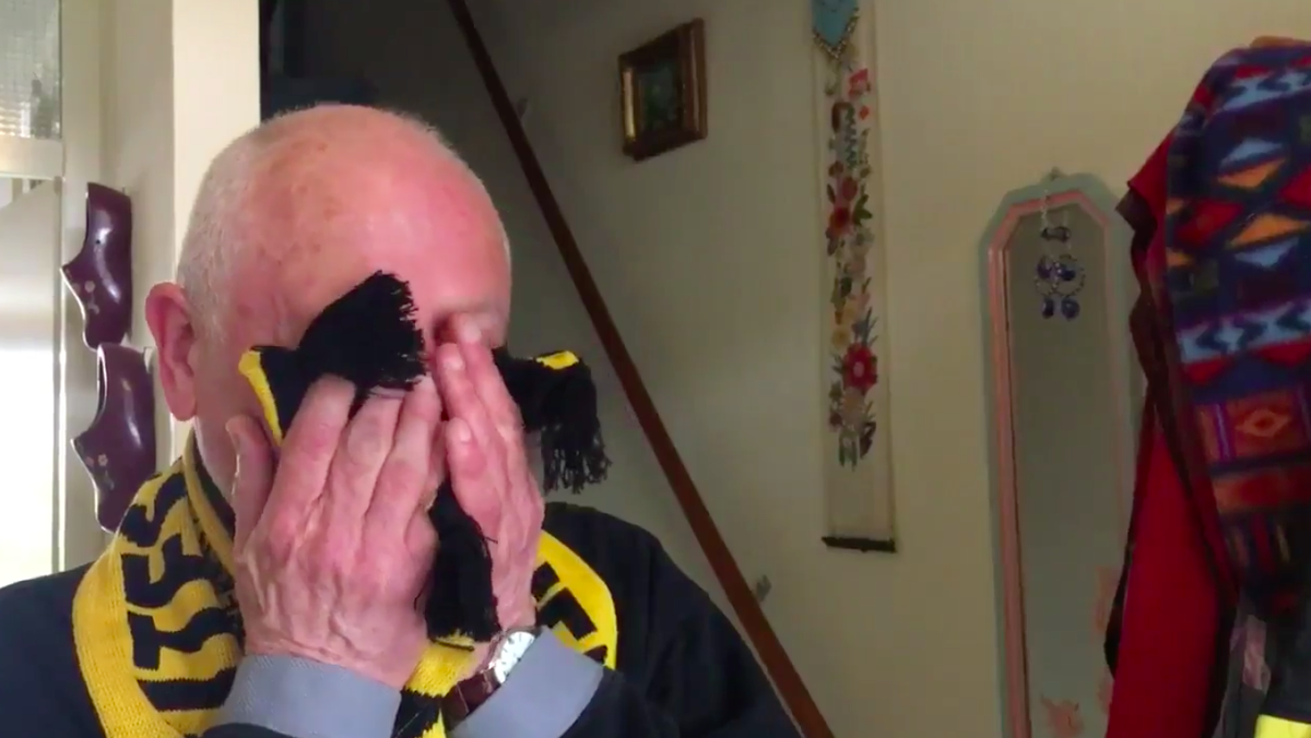 Prachtig! Vitesse-fan huilt om bekerwinst: 'Omdat we nog nooit wat gewonnen hebben' (video)