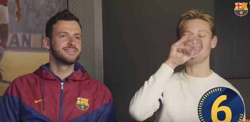 Frenkie doet 'adje voor de sfeer' bij 1e optreden BarçaTV (video)