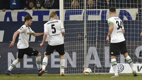 Schalke wint belangrijke wedstrijd door bizarre eigen goal (video)