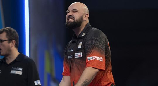 Oeps... Jamie Hughes maakt dikke rekenfout en loopt 9-darter mis