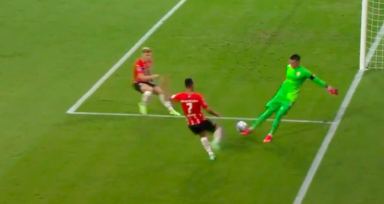 🎥 | Vlammende start PSV: Eran Zahavi scoort na bizarre blunder Fernando Muslera