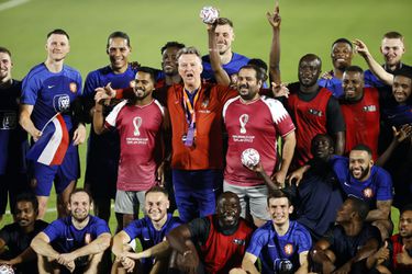 🎥​ | Oranje speelt na training partijtje tegen arbeidsmigranten en deelt handtekeningen uit