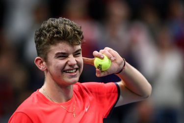 Jochie van 15 speelt dubbelwedstrijd Davis Cup, wint en zet record neer bij seniorendebuut