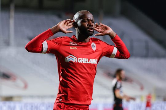 📸 | Knettergekke Antwerp-speler stemt drie keer op zichzelf als Voetballer van het Jaar