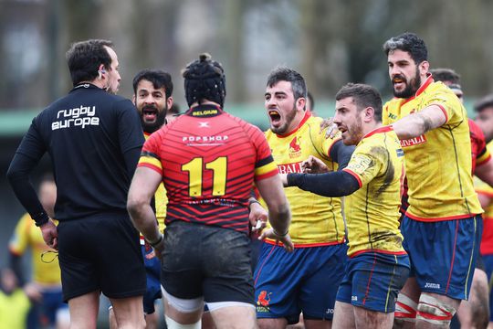 Spaanse rugbyers zijn pislink en jagen scheids van het veld (video)