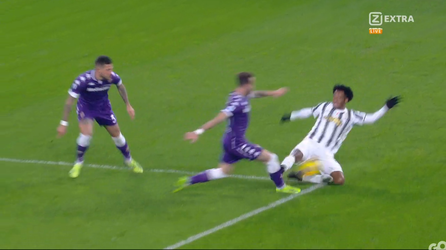 🎥 | Juventus-speler Cuadrado krijgt pas na ingrijpen van de VAR rood voor deze SCHANDALIGE tackle