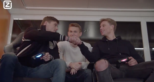Dé FIFA-battle van het jaar: Max Verstappen vs. Frenkie de Jong 🎮 (video)
