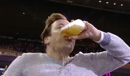 😂🎥 | Hotdog-etende Jimmy Fallon steelt camshow: komiek at biertje in stijl