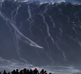 Hoe vet is dit! Braziliaan verbreekt wereldrecord surfen op golf van bijna 25(!) meter hoog (video)