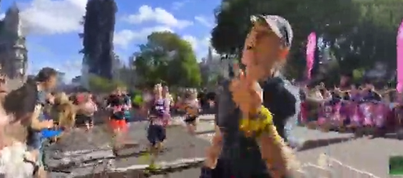 Marathonrenners in Londen steken MIDDELVINGER op naar anti-vax protesteerders