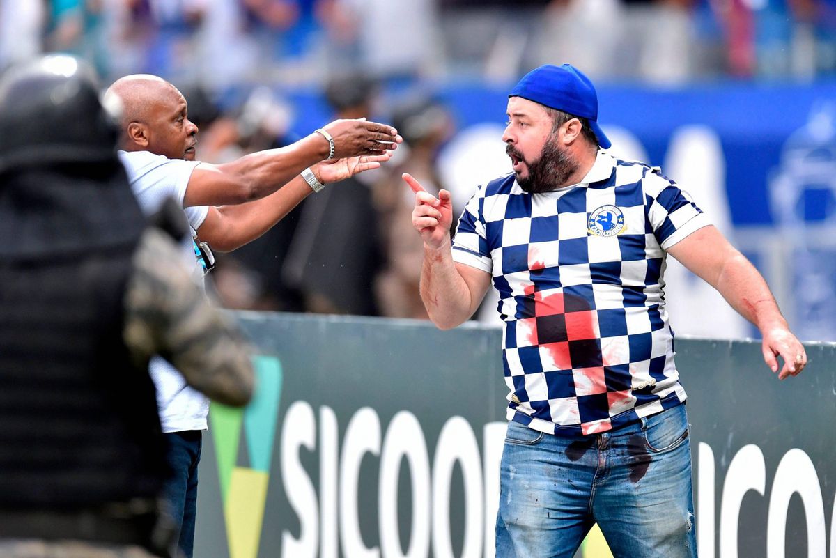 📸 | Heftig! Supporters aan het rellen na allereerste degradatie Cruzeiro