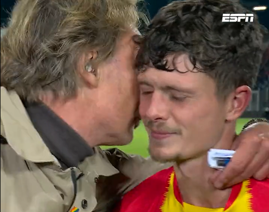 🎥 | Prachtig moment: emotionele Bas Kuipers krijgt kus van Hans Kraay jr. na moeilijke week