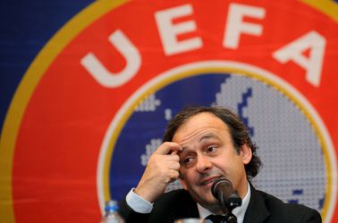 Imago topvoetballer Platini loopt flinke deuk op