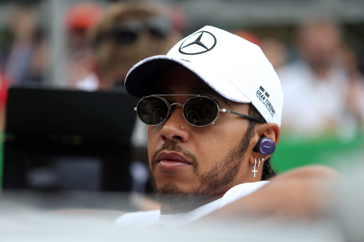 Hamilton gaat agressiever rijden: 'Als we zo mogen racen, doe ik het ook!'