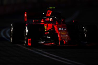 Leclerc houdt zijn Ferrari net uit de muur (video)