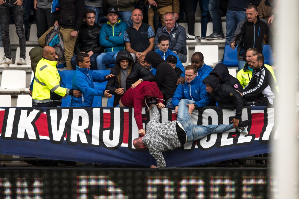 WTF! Willem II-fans gooien Feyenoorder over reling (foto's)