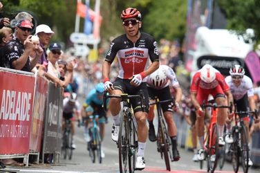 🎥 | Caleb Ewan vliegt naar ritzege én leiderstrui in Tour Down Under