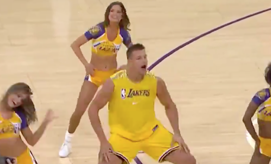 🎥 | Venus Williams en voormalig NFL-kampioen dansen mee met de Lakers-cheerleaders