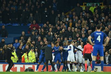 Everton moet 30.000 euro dokken door die fan die met z'n kind op z'n arm de Lyon-keeper duwde