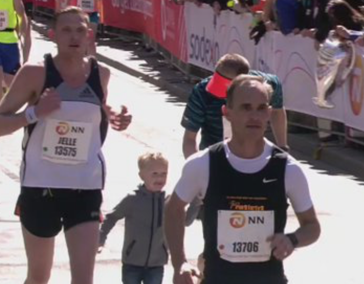 Vader mag zoontje niet meenemen over marathon-finish (video)
