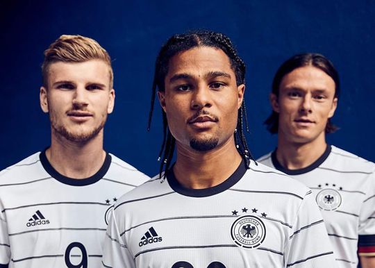 📸 | Adidas maakt pijnlijke blunders bij nieuwe shirtjes van Duitsland