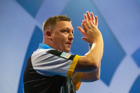 Chris 'Hollywood' Dobey maakt van Michael van Gerwen een figurant bij World Grand Prix