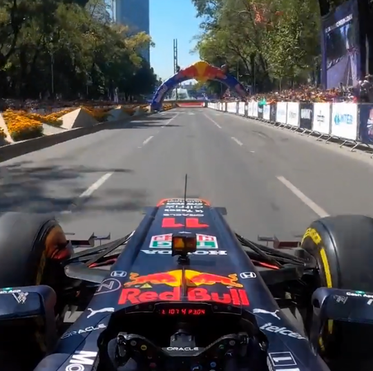 🎥 | Teamgenoot Max Verstappen scheurt voor 130.000 fans door de straten van Mexico-Stad