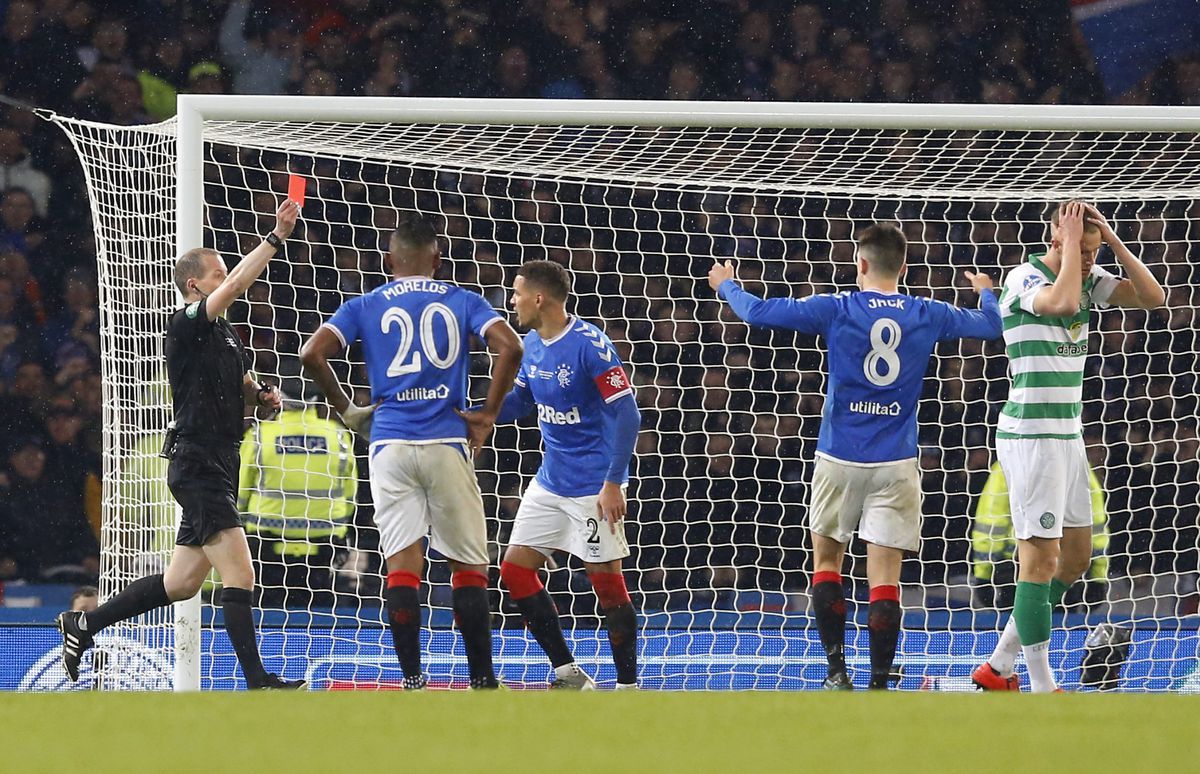 Celtic sleept met 10 man 10e prijs op rij uit het vuur bij aartsrivaal Rangers