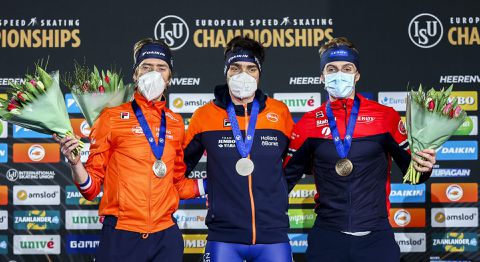 Goud voor Patrick Roest bij 5000 meter op EK afstanden, geen podium voor Sven Kramer in laatste Thialf-rit