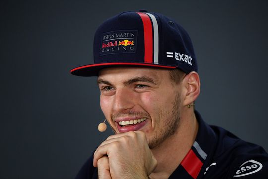 🎥 | Max Verstappen imiteert Toto Wolff na crash in virtuele race: 'no Mikey, no'