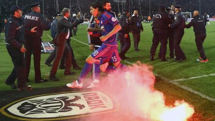 PAOK-fans bestormen veld na niet gegeven penalty