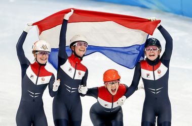 🎥 | Shorttracksters met afmakende Schulting oppermachtig naar GOUD op relay!