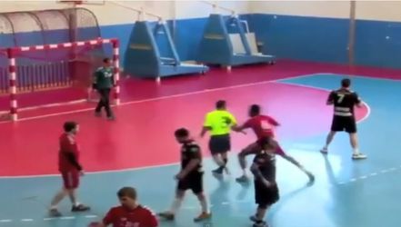 Boze handballer hoekt scheids tegen de vlakte (video)