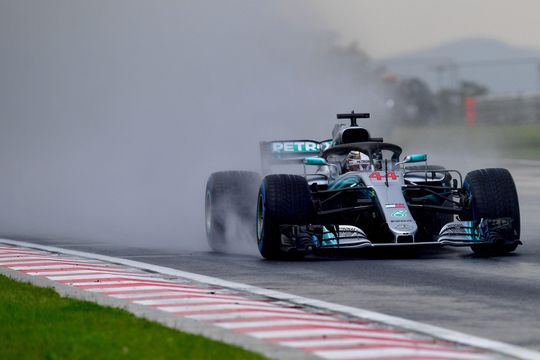 Hamilton was gigantisch blij met regen in Hongarije: 'Anders geen pole voor ons'