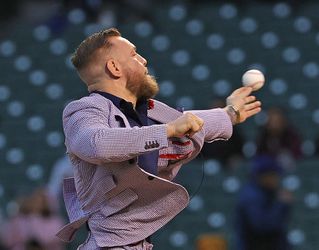 🎥 | Conor McGregor pitcht WAANZINNIG slechte bal voor honkbalclub Chicago Cubs