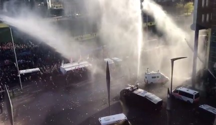 Politie zet waterkanonnen in rond Johan Cruijff Arena (video's)