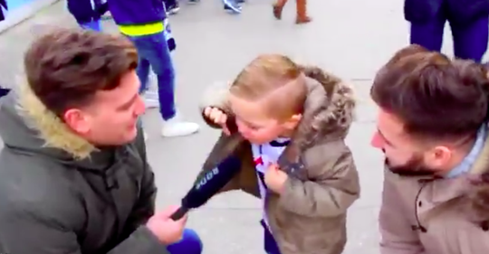 Jonge Tottenham-fan reageert hilarisch op vraag wat hij van Arsenal vindt (video)