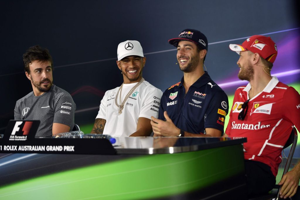 Hamilton droomt van meer vrouwen in de paddock; Alonso wil voor iedereen dezelfde motoren