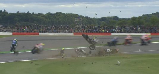 MotoGP-rijders lijken wel popjes bij megacrash (video)