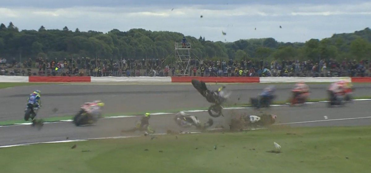 MotoGP-rijders lijken wel popjes bij megacrash (video)