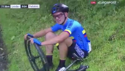 Ahh! Colombiaan loopt met tranen weg als niemand hem een nieuwe fiets geeft bij WK junioren