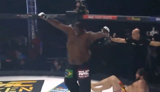 🎥 | Braziliaanse vechter van 175 kilo viert al overwinning, maar verliest toch