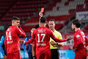 Scheidsrechter Makkelie zei het al: rode kaart voor FC Twente-speler Oosterwolde ingetrokken
